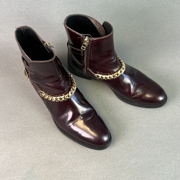 Burberry burgundy bootie size zip gold chain. Leather lining. Gently worn Size39 - Picture 9 of 14